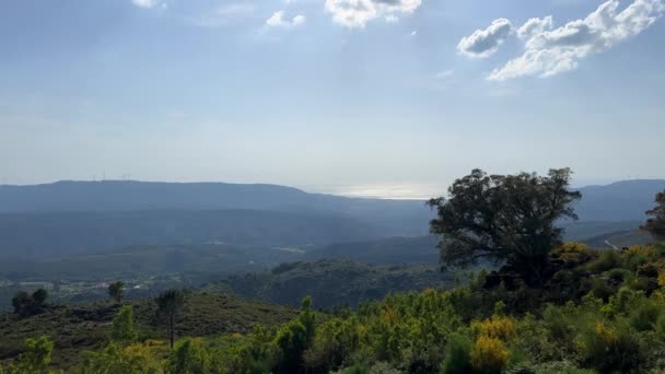 Uitzicht vanaf de hoogste berg van Portugal video Atlantische Oceaan en de zon schijnt — Stockvideo