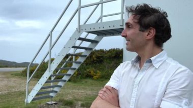 GENERJİ EFTİCİ YÜZLÜM, YÜZLÜK GÜÇLERİ, YÜZLÜK PLANLAR, YÜZÜK Avrupalı yakışıklı adamı yakınlarda döndürüyor