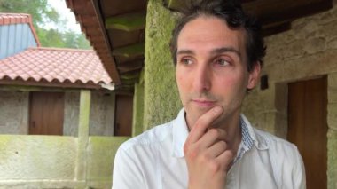 Avrupa görünümlü güzel erkekler düşünceli bir şekilde elini yüzüne kaldırdı ve sessizce düşündü.