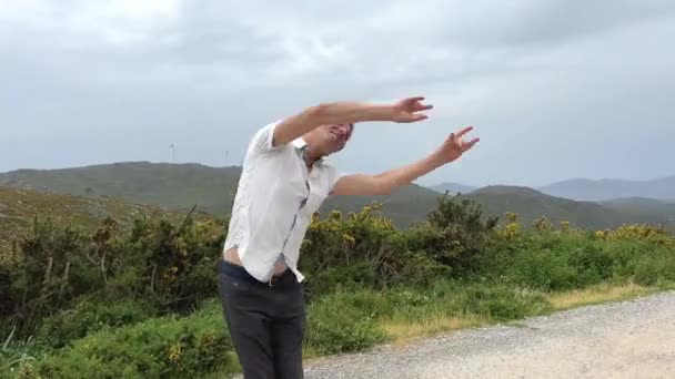 Un hombre salta en la naturaleza es francés u otro aspecto europeo guapo y bien cuidado es feliz — Vídeo de stock