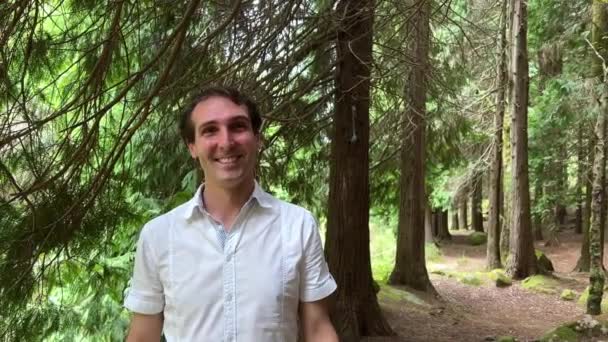 Un hombre salta en la naturaleza es francés u otro aspecto europeo guapo y bien cuidado es feliz — Vídeos de Stock