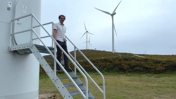 ÉNERGIE EFFICACE PUISSANCE VENT, VENT PUISSANCE PLANTES, VENT TOURNE bel homme européen à proximité — Video