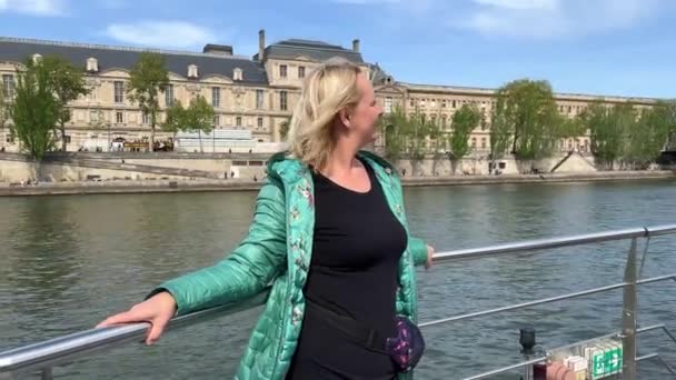 Доросла жінка пливе на кораблі вона дуже щаслива усміхнена досить сміється вона в зеленому піджаку у неї світле волосся їй 40 років — стокове відео