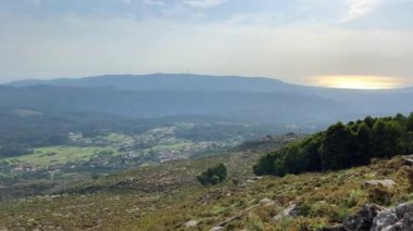 Viana do Castelo 'daki Portekiz' in en yüksek dağının manzarası üzerine yazı ve altyazı yazabileceğiniz dev beyaz bulutları ve reklam yazabileceğiniz