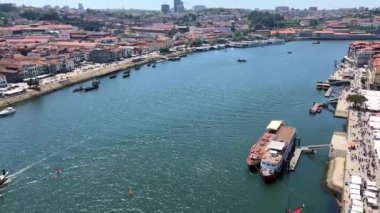 Porto, Portekiz 'in eski kasabası Douro Nehri' nin karşısından ufuk çizgisi.