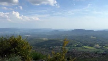 Viana do Castelo 'daki Portekiz' in en yüksek dağının manzarası üzerine yazı ve altyazı yazabileceğiniz dev beyaz bulutları ve reklam yazabileceğiniz