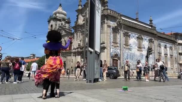 Na ulici města Porto, muž tančí s latinskoamerickou taneční panenkou — Stock video