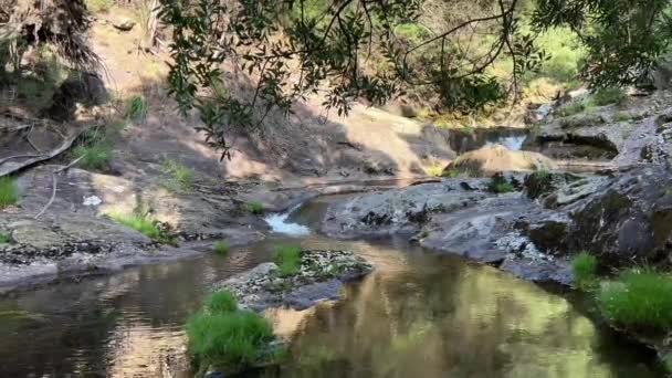 Şelalenin adı Cascata do Pincho veya cascata da ferida ma. Ankora Nehri 'nde muhteşem doğa korsanlar ve seyahatler hakkında bir filmin oranlarına benzer. — Stok video
