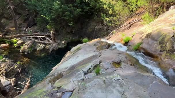A cachoeira é chamada de cascata do Pincho ou cascata da ferida ma. Sua no rio Ankora a natureza fabulosa é semelhante às taxas de um filme sobre piratas e e viagens — Vídeo de Stock