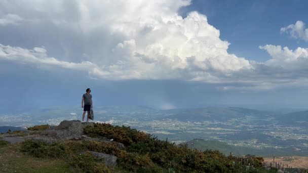 Wspaniałe miejsce do reklamowania biur podróży wycieczki do Portugalii i innych wysokich gór człowiek stoi na najwyższych górach patrzy w dół — Wideo stockowe