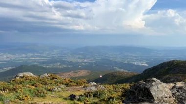 Viana do Castelo 'daki Portekiz' in en yüksek dağının manzarası üzerine yazı ve altyazı yazabileceğiniz dev beyaz bulutları ve reklam yazabileceğiniz