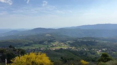 Viana do Castelo 'daki Portekiz' in en yüksek dağının manzarası üzerine yazı ve altyazı yazabileceğiniz dev beyaz bulutları ve reklam yazabileceğiniz