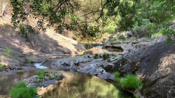 Vodopád se nazývá cascata do Pincho nebo cascata da ferida ma. Je to na řece Ankora pohádková příroda je podobná jako ve filmu o pirátech a cestování — Stock video