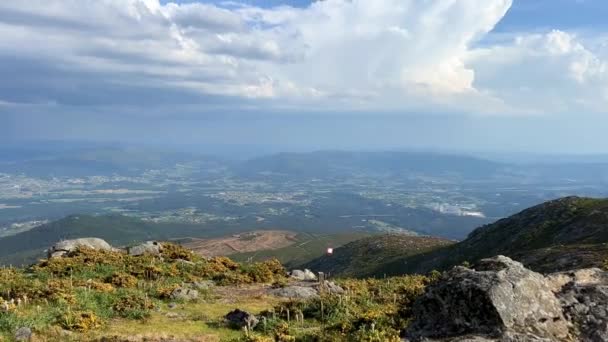 비아나 도 카스텔 로시에 있는 포르투갈의 가장 높은 산의 모습을 보면, 거기에는 글 과 삽화를 쓸 수있고 광고도 할 수있는 거대 한 흰 구름 이 있다 — 비디오
