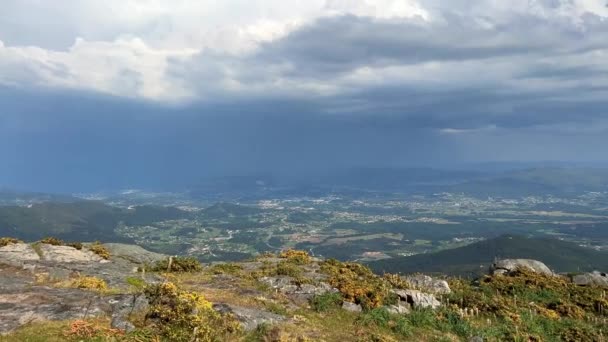 포르투갈의 가장 높은 산에서 바라본 영상 대서양 과 해는 빛나고 있다 — 비디오