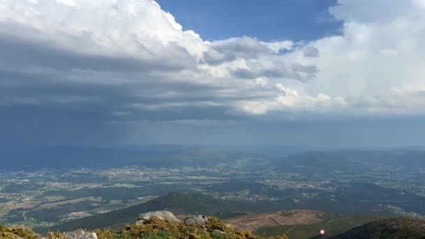 Het uitzicht op de hoogste berg van Portugal op de stad viana do castelo, kunt u ook enorme witte wolken waarop u tekst en bijschriften kunt schrijven, evenals reclame — Stockvideo