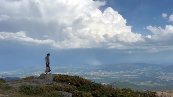Man standing on a mountain view from the highest mountain in Portugal video Atlantic Ocean and the sun is shining — Stock Video