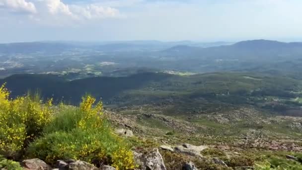 차를 몰고 높은 산에는 아무 것도 보이지 않는 절벽 이 있으며 포르투갈의 가장 높은 산에서는 하늘을 볼 수있다. — 비디오