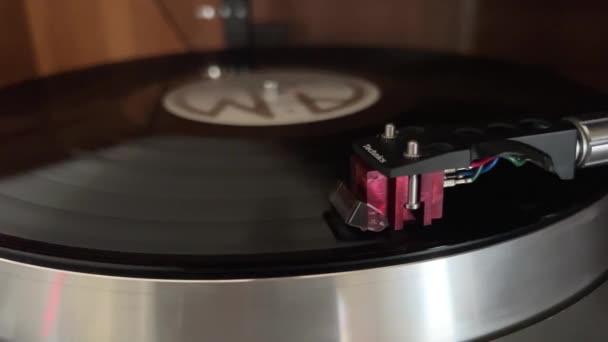 Grammofonen slås på och spelar melodin från gramoastin — Stockvideo