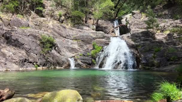 Wodospad nazywa cascata do Pincho lub cascata da ferida ma. Jego na rzece Ankora bajeczna przyroda jest podobna do stawki filmu o piratach i podróży — Wideo stockowe