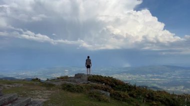 Portekiz 'in en yüksek dağından bakan bir adam Atlantik Okyanusu' nun videosundan güneş parlıyor.