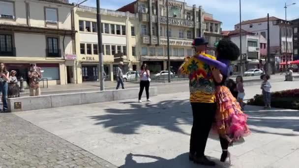 Na ulicy miasta Porto, mężczyzna tańczy z latynoamerykańską lalką taneczną — Wideo stockowe