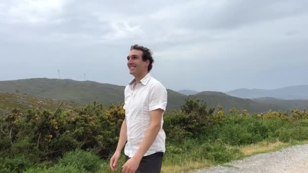 Человек Прыгает Природе Француз Другой Европейский Внешний Вид Красивый Ухоженный — стоковое видео