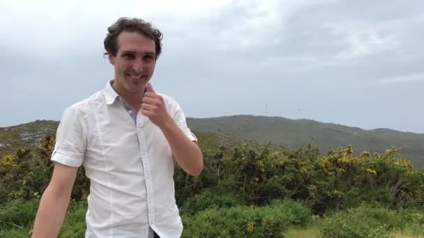 Bel Homme Apparence Européenne Dresse Sur Fond Montagnes Rit Peu — Video
