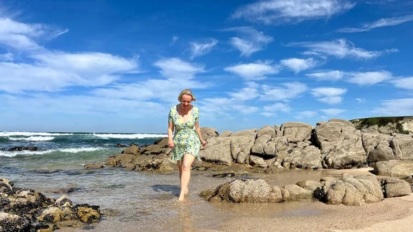 Vuxen Kvinna Kort Klänning Havet Vuxen Kvinna Med Feminin Figur — Stockfoto