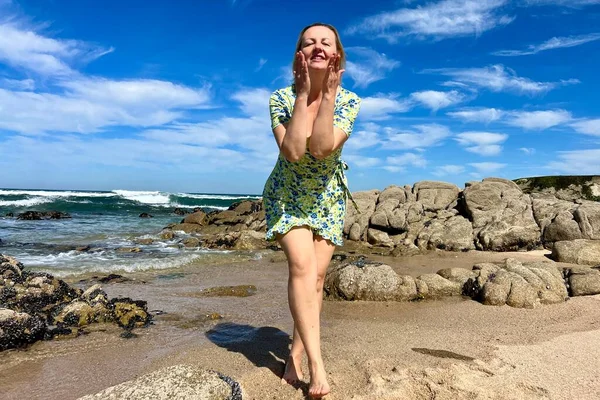 Donna Adulta Abito Corto Sul Mare Una Donna Adulta Con — Foto Stock