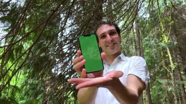 Hombre Español Guapo Muestra Teléfono Que Cromakey Pantalla Verde Que — Vídeos de Stock