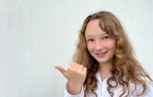 Auf Weißem Hintergrund Emotionen Eines Teenagers Freut Sie Sich Über — Stockfoto