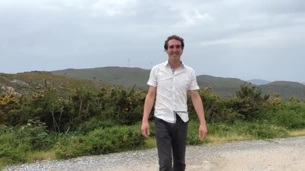 Ένας Όμορφος Γάλλος Ισπανός Λευκό Πουκάμισο Στέκεται Στο Φόντο Των — Αρχείο Βίντεο