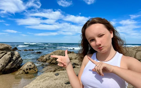 Nastolatka Białym Shircie Pokazuje Coś Własnymi Rękami Sobie Czarne Okulary — Zdjęcie stockowe