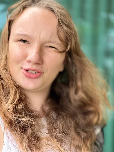 Nastolatka Przymrużona Zaskoczona Patrzy Ramkę Otwiera Usta Wątpi Coś Blond — Zdjęcie stockowe