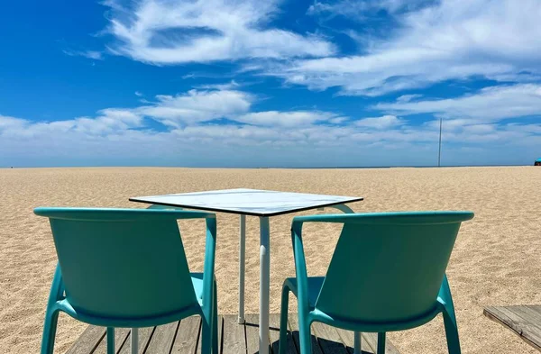 Twee Blauwe Stoelen Een Tafel Tegen Achtergrond Van Zee Zand — Stockfoto