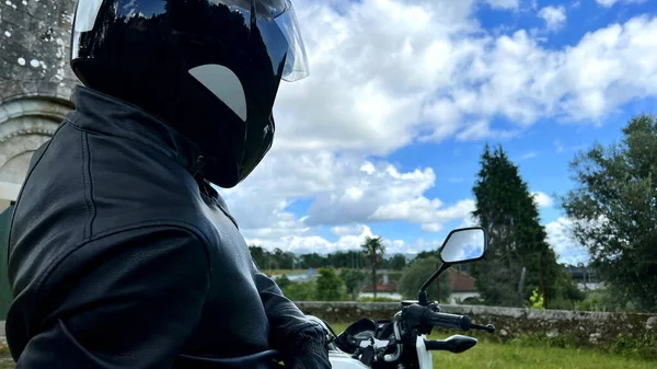 Mężczyzna Kasku Motocyklowym Tyłem Kamery Patrzy Naturę Opierając Się Motocyklu — Zdjęcie stockowe