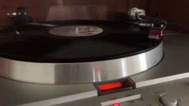 Gramofon açılır ve gramofondan melodiyi çalar. Yüksek kalite 4k görüntü