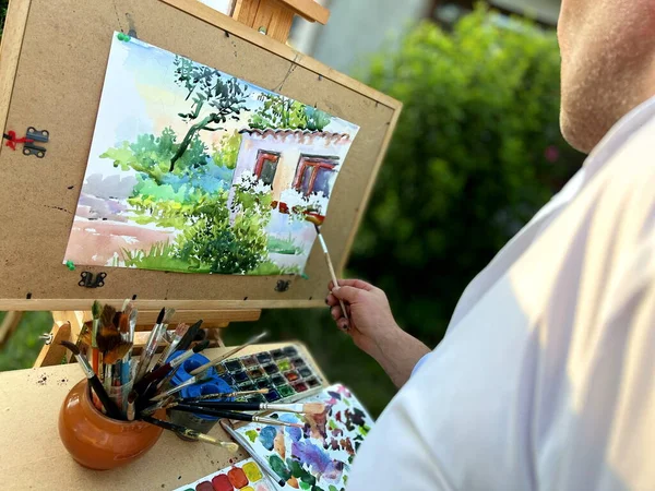 Artista Masculino Adulto Anos Pinta Quadro Olhando Para Sua Casa — Fotografia de Stock