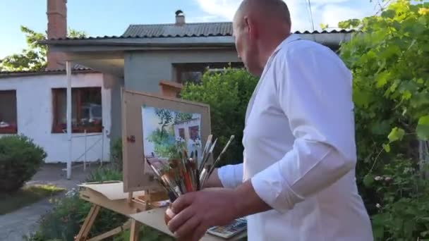 Vuxen Konstnär Gammal Målar Bild Tittar Sitt Hus Framför Honom — Stockvideo