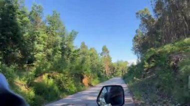Adam motosiklet sürüyor, kask videonun sol tarafında görünüyor, ve bazen direksiyon ve yol görülebilir, mesajlaşmak için bir yer var, arkadan ateş etmek için. 4k