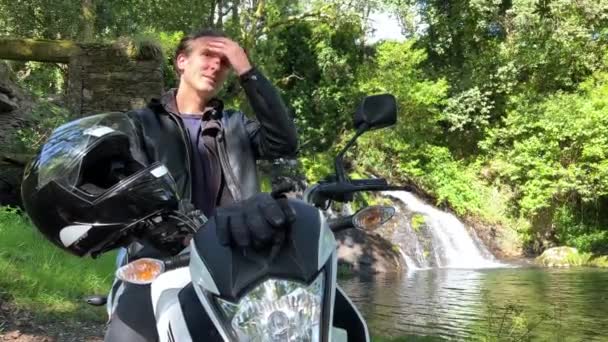 Ciclista Masculino Sienta Una Motocicleta Contra Fondo Naturaleza Montaña Que — Vídeo de stock