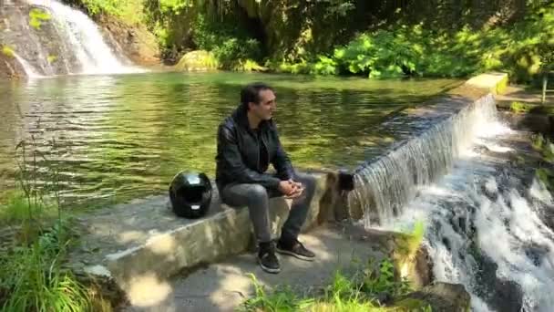 Vodopádu Portugalsku Sedí Francouz Černé Kožené Bundě Vedle Něj Stojí — Stock video