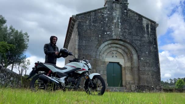 Homem Casaco Preto Capacete Motocicleta Cabeça Contra Fundo Das Montanhas — Vídeo de Stock