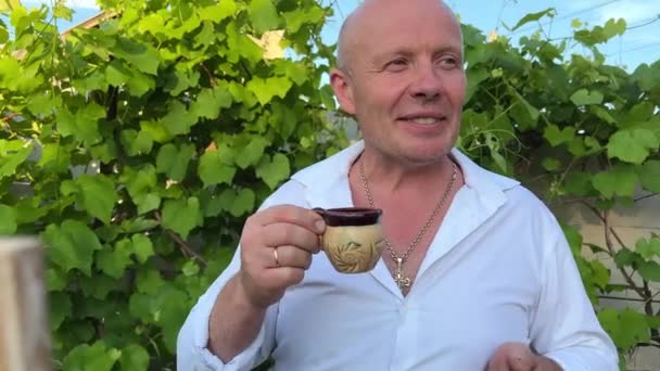 Uomo Camicia Bianca Con Piacere Beve Caffè Una Tazza Argilla — Video Stock