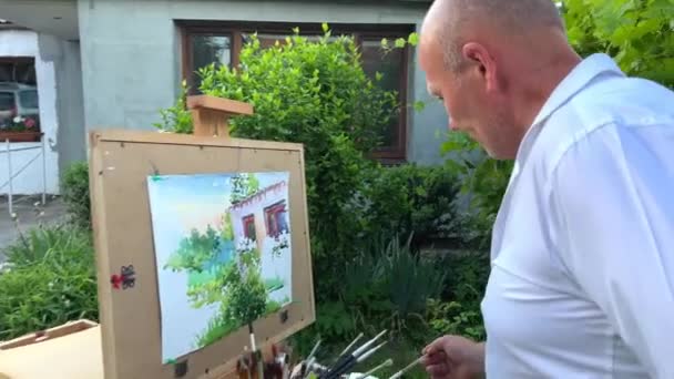 Volwassen Mannelijke Kunstenaar Jaar Oud Schildert Een Beeld Van Zijn — Stockvideo