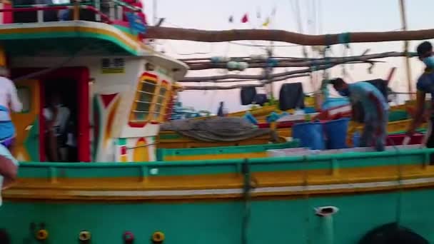 Egy Halpiac Srí Lankán Mirissában Indiai Óceán Partján Halászok Hajóval — Stock videók