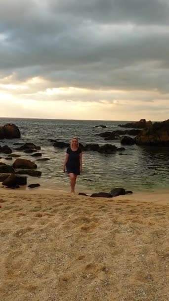 Доросла Жінка Пляжі Срі Ланки Йде Камери Короткій Блакитній Сукні — стокове відео
