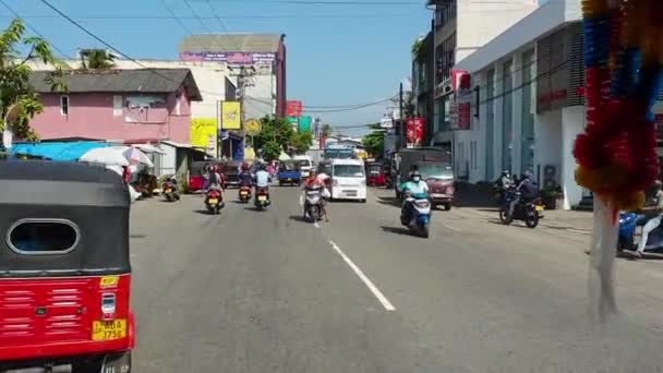 Mirissa Cidade Câmera Vista Equitação Tuk Tuk Torno Monte Motocicletas — Vídeo de Stock
