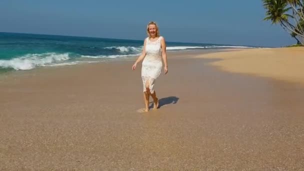 Uma Mulher Anos Idade Vestido Renda Branco Fica Oceano Ondas — Vídeo de Stock